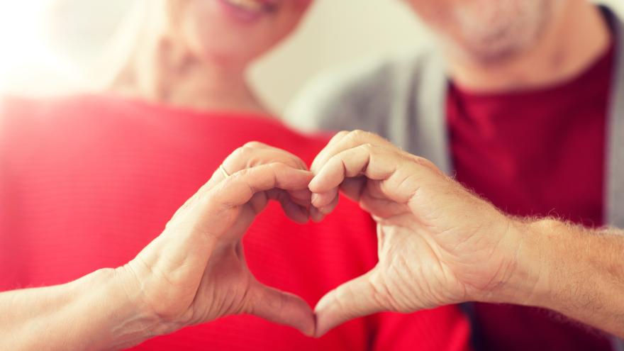 Zwei Senioren bilden aus ihren Händen ein Herz