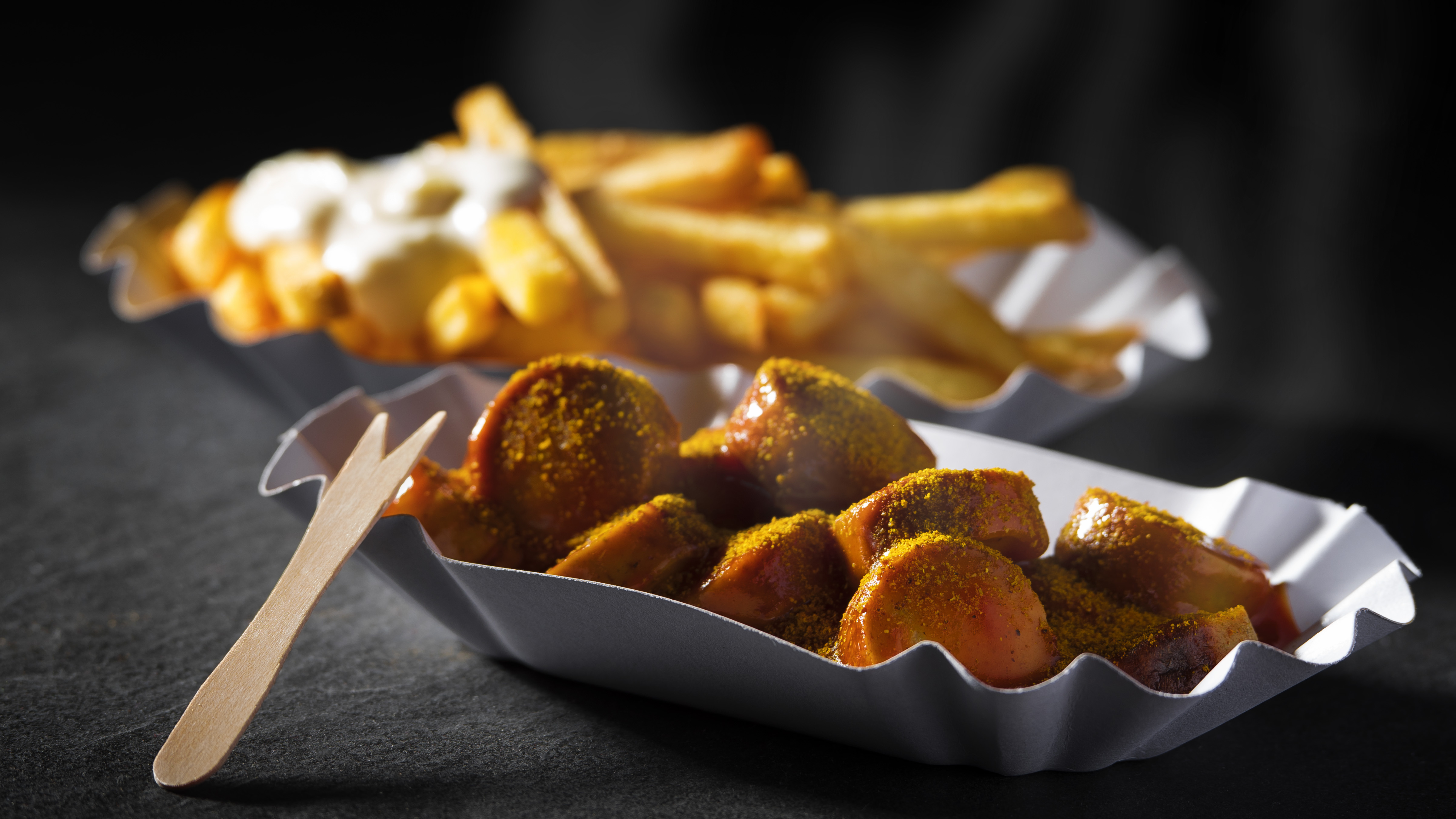 Currywurst und Pommes.