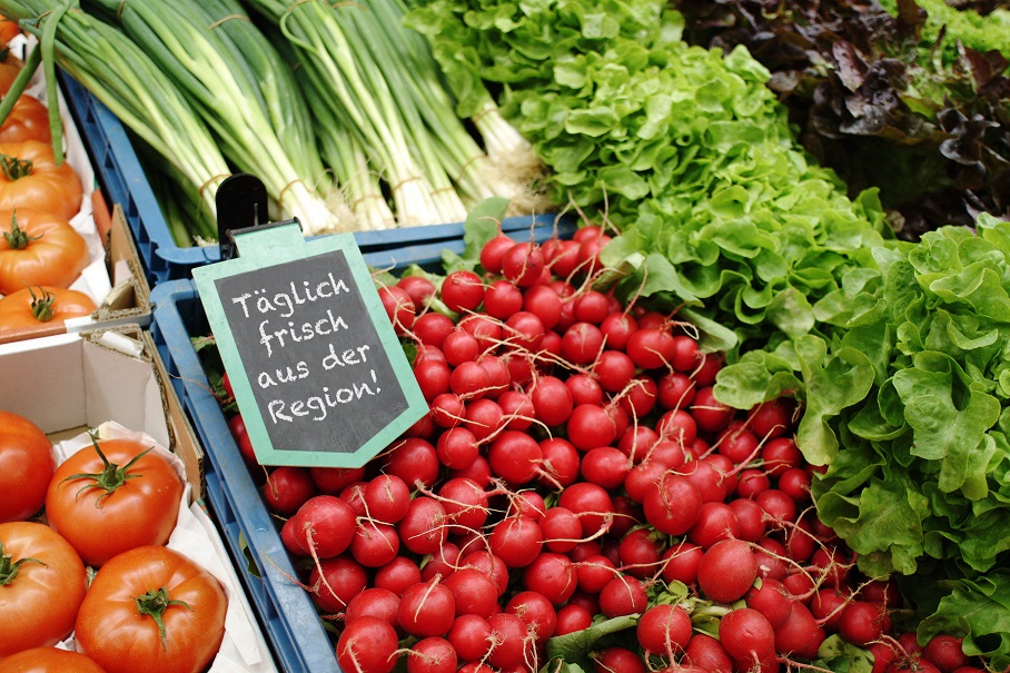 Regionale Lebensmittel an einem Marktstand.