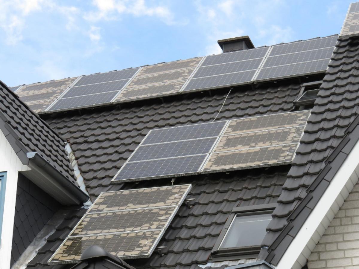 Hausdach mit alten Solarmodulen