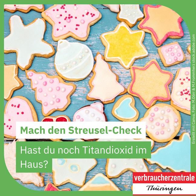 Bunte Plätzchen mit Streuseln liegen auf einem Holztisch. Dazu Text: Mach den Streusel-Check. Hast du noch Titandioxid im Haus?