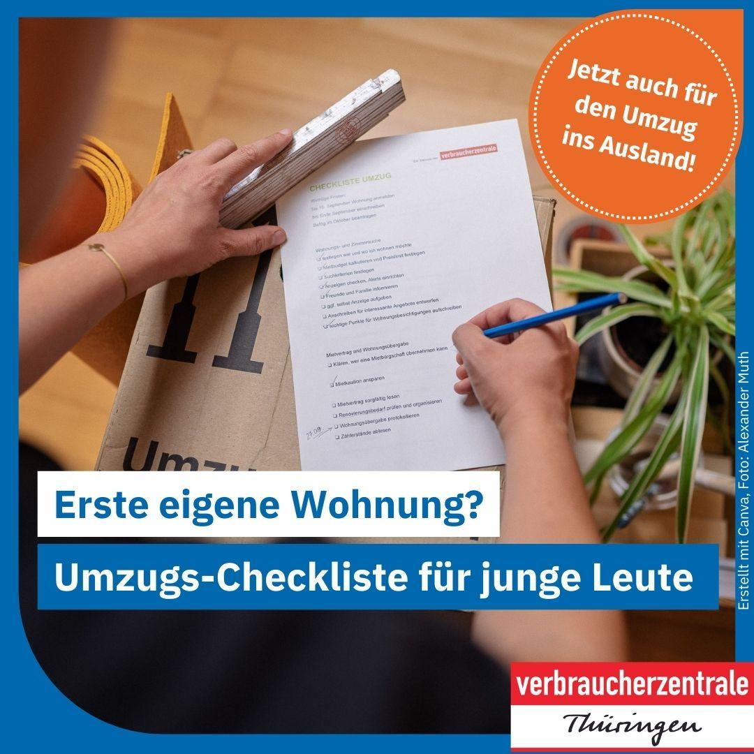 Eine Frau notiert etwas auf ihrer Umzugscheckliste.