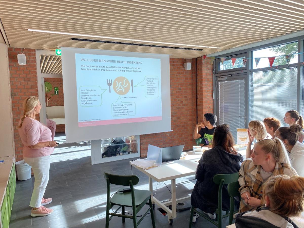 Fachberaterin Vera Schrodi während des Workshops "Insekten essen".