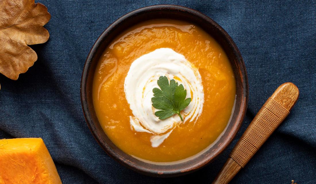 Eine Schale Kürbiscremesuppe