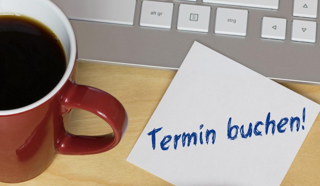 Auf einem Notizzettel steht: Termin buchen!