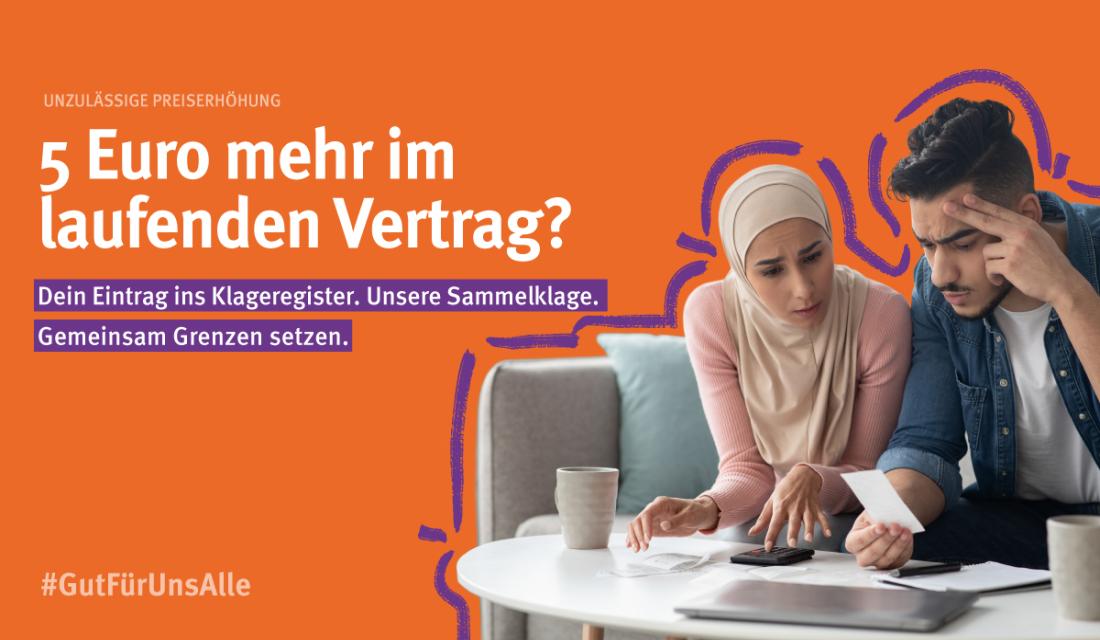 Ein junges Paar sitzt besorgt auf einem Sofa, schaut auf Rechnungen und benutzt einen Taschenrechner. Die Frau trägt ein Kopftuch und eine beige Bluse, der Mann trägt ein dunkles Hemd. Im Hintergrund auf orangefarbenem Grund steht die Frage: "5 Euro mehr im laufenden Vertrag?" mit einem Aufruf zur Sammelklage. Lila grafische Elemente umrahmen die beiden Personen.