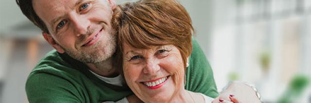 Sohn und Mutter umarmen sich