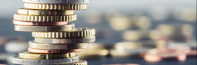 Ein Stapel mit Geldmünzen
