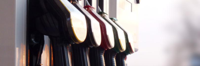 Zapfhähne an einer Tankstelle