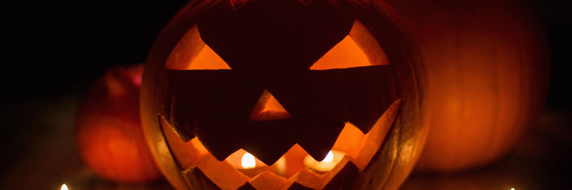 Ein Halloween-Kürbis mit Beleuchtung