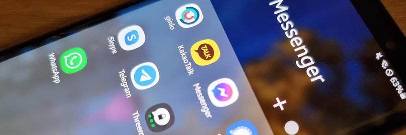 Verschiedene Messenger-Symbole auf einem Smartphone-Display