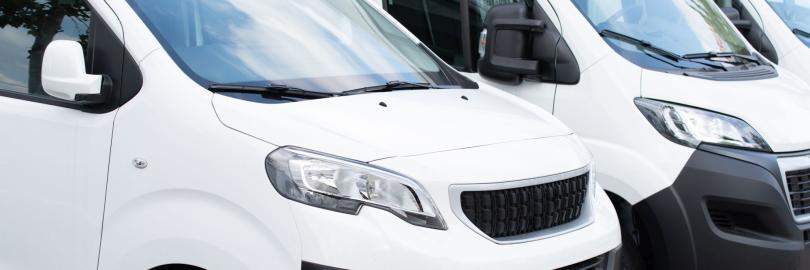 Weiße Transporter auf einem Parkplatz