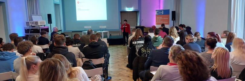 Ein voller Saal im Kultur-Haus Dacheröden zur Veranstaltung "Datenschutz zum Anfassen".