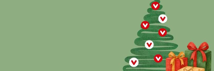 Ein Weihnachtsbaum mit Verbraucherzentrale-Kugeln steht vor einem Haufen Geschenke.