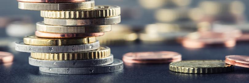 Ein Stapel Münzen liegt auf einem Tisch. 