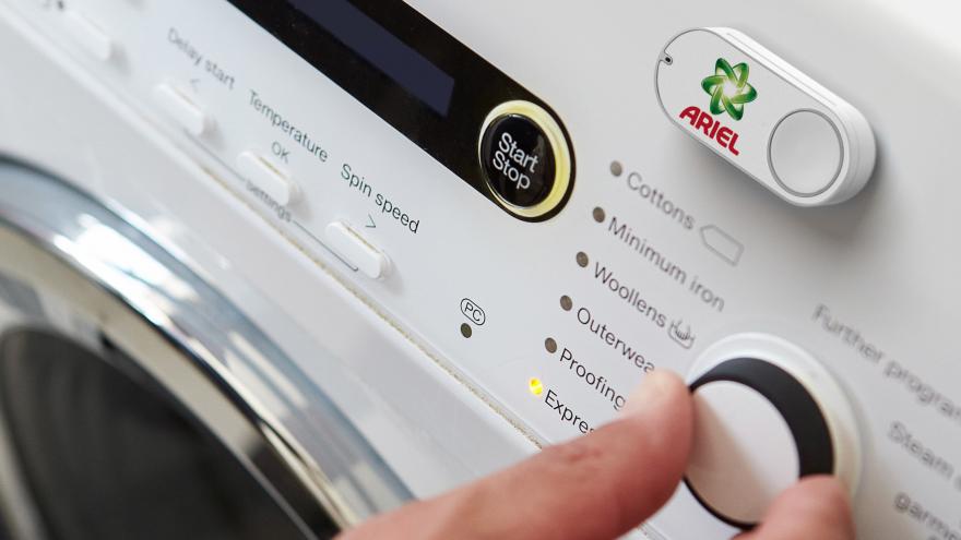Waschmaschine mit einem Dash Button von Amazon