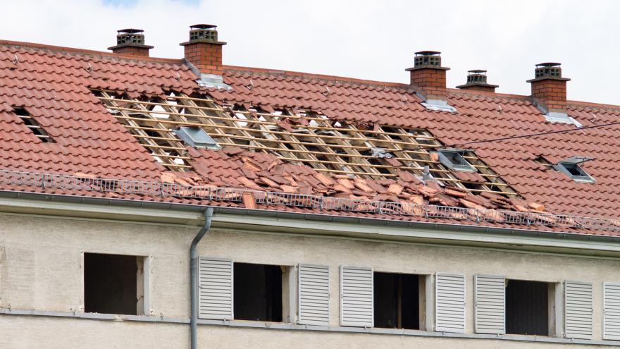 Ein durch Sturm abgedecktes Dach