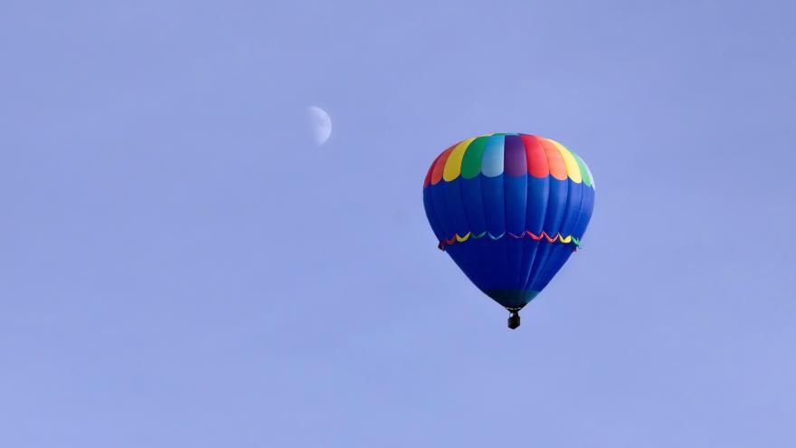 Ein Heißluftballon vor blauem Himmel. 