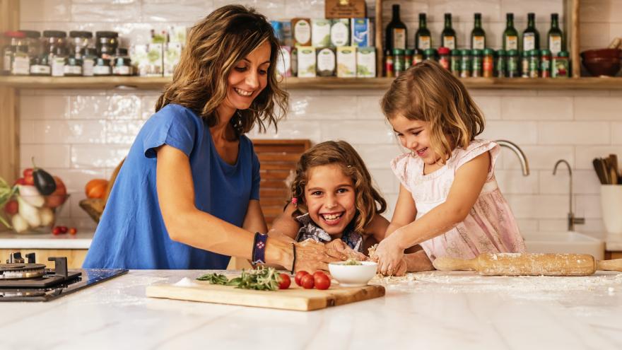 Familie kocht gemeinsam