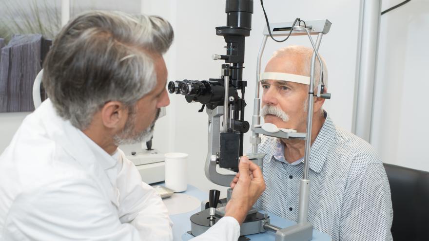 Ein älterer Mann lässt sich von einem Augenarzt untersuchen