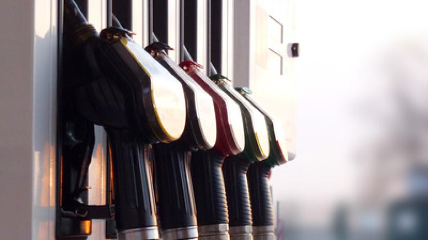 Zapfhähne an einer Tankstelle