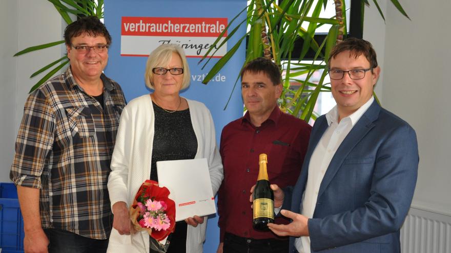 Die ersten Gäste überreichten Sekt und Blumen. 