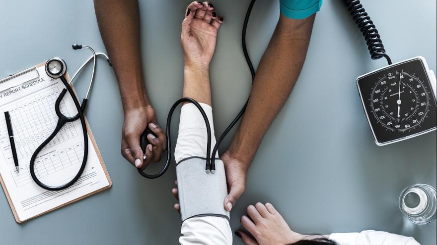 Blutdruck messen bei einer Patientin