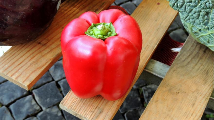 Eine Paprika auf dem Wochenmarkt