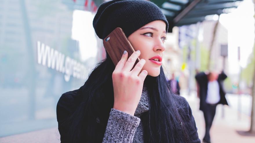 junge Frau mit einem Handy