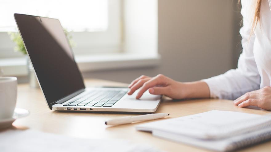 Eine Frau arbeitet mit einem Laptop