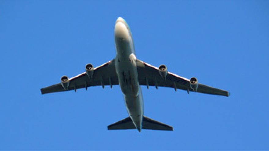 Ein Flugzeug am Himmel