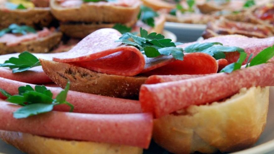 Salamischeiben auf Brötchen