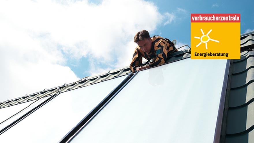 Eine Solaranlage auf einem Dach.