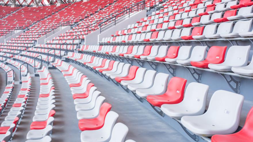 Leere Sitzplätze in einem Stadion