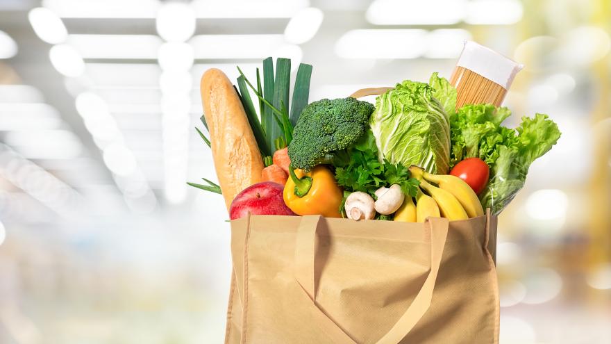 Eine Einkaufstüte steht in einem Supermarkt
