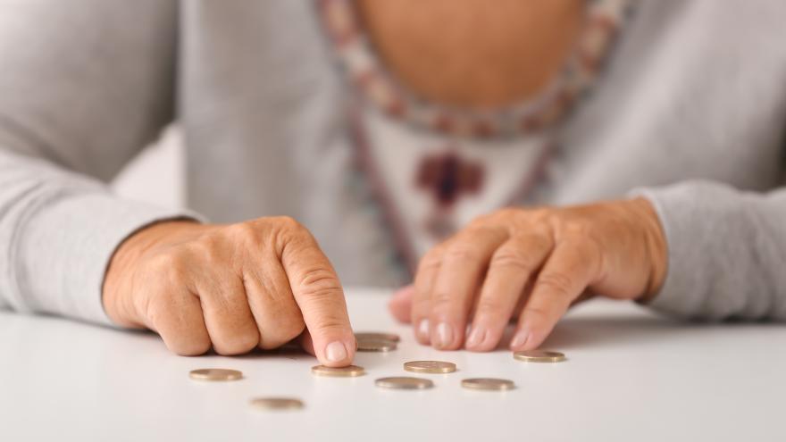 Ältere Frau zählt Kleingeld