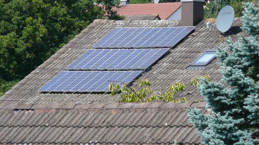 Eine alte Solaranlage auf einem Hausdach.