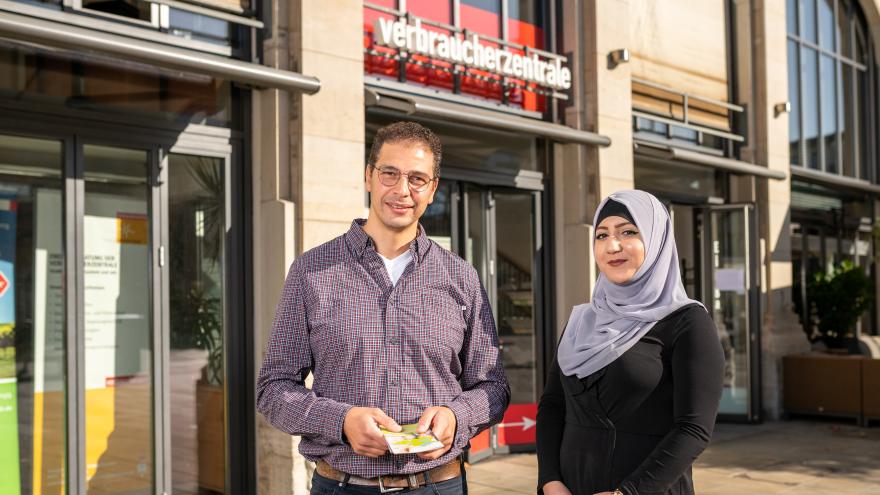 Die Projektmitarbeiter Amr Abdelhady und Sabrina Bensaid bieten in der Beratungsstelle Erfurt der Verbraucherzentrale Thüringen Beratung auf Arabisch an.