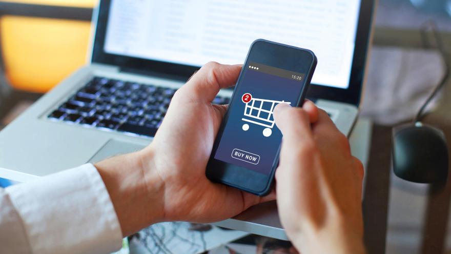 Ein Verbraucher bestellt etwas in einem Online-Shop per Smartphone.