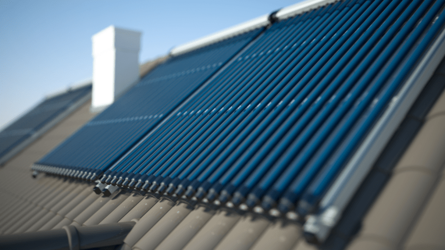 Auf einem Dach ist ein Solarmodul installiert.