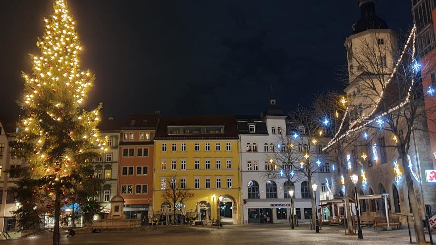 Der menschenleere, weihnachtlich geschmückte Markt in Jena.