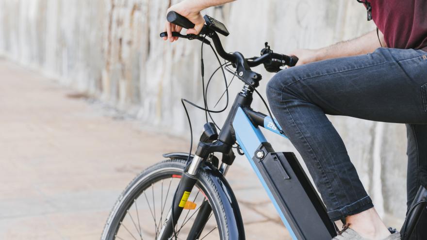 Ein Mann fährt auf einem E-Bike.