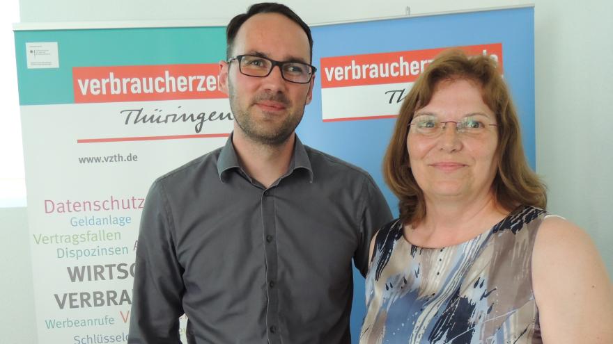 Die scheidende Verbraucherberaterin Monika Guthknecht und ihr Nachfolger Tino Wicknig.