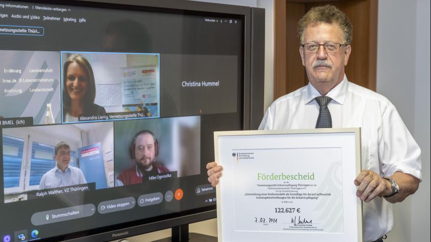 Hans-Joachim Fuchtel, Parlamentarischer Staatssekretär beim BMEL, bei der Übergabe der Förderurkunde.