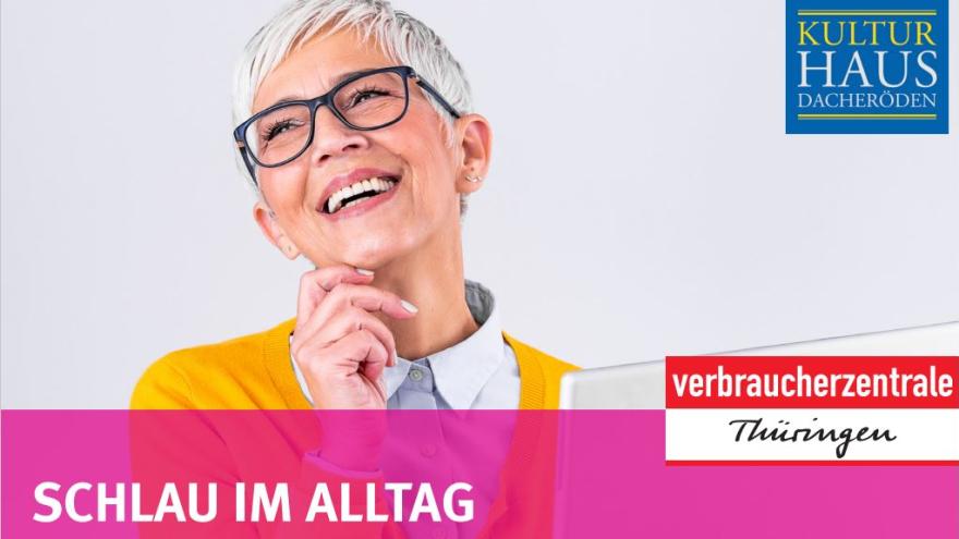 Eine Seniorin freut sich über das bunte Vortragsangebot der Verbraucherzentrale Thüringen im Kultur: Haus Dacheröden.