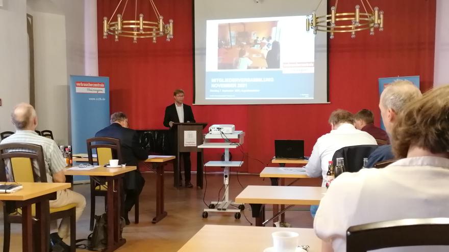 Verbraucherschutzminister Dirk Adams spricht auf der Mitgliederversammlung der Verbraucherzentrale Thüringen im Augustinerkloster in Erfurt.
