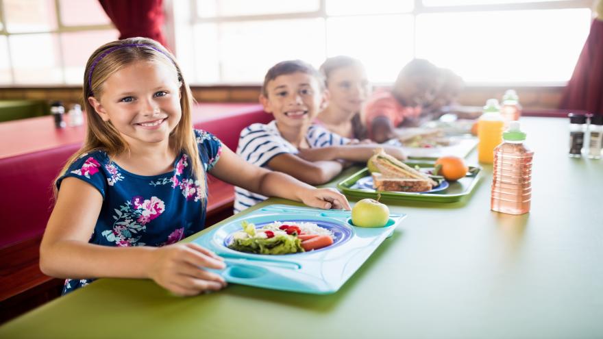 Kinder beim Mittagessen in der Schulkantine.