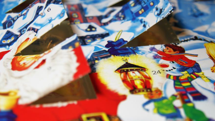 Ein Adventskalender mit geöffneten Türchen.