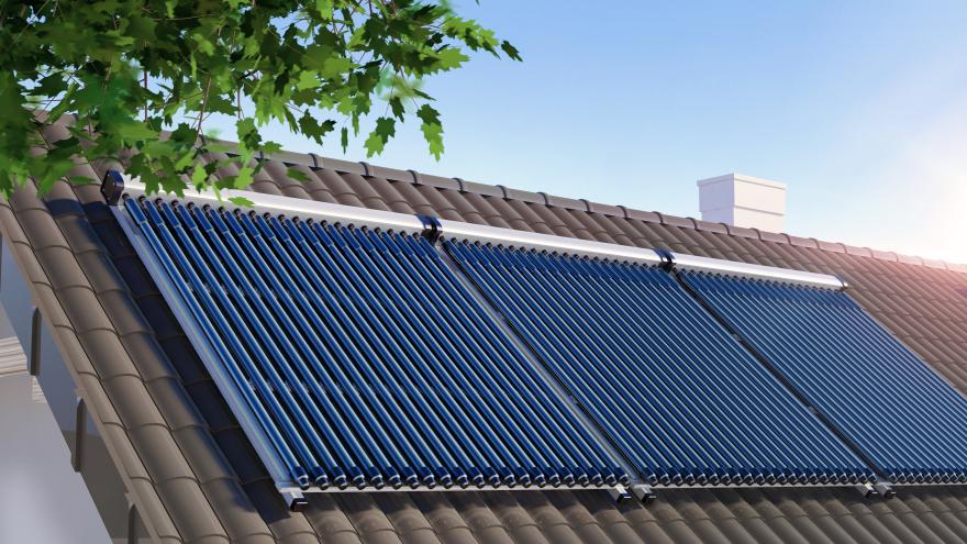 Eine Solarthermie-Anlage auf einem Dach.