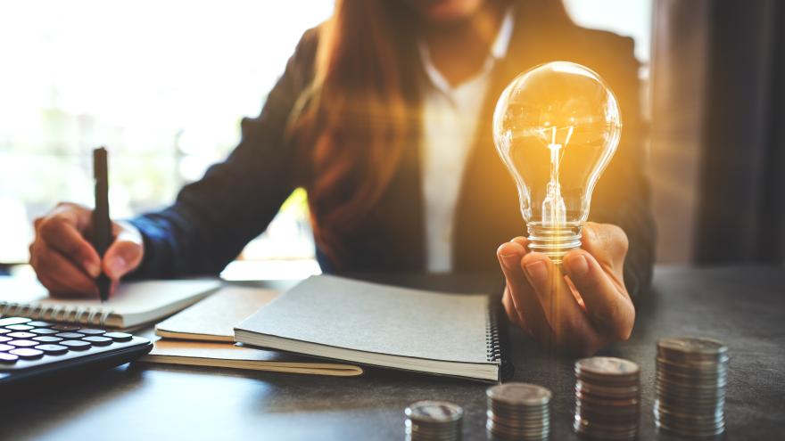 Eine Frau hält eine Glühlampe in der Hand 
